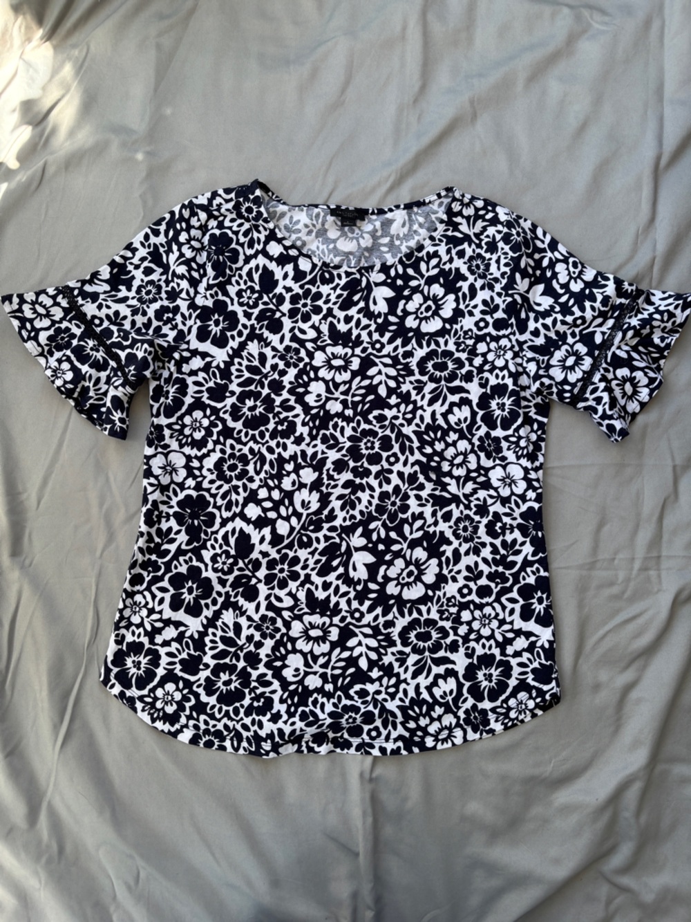 Ann Taylor Factory Blue & White Floral Short Sleeve Women's Top